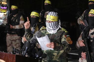Marchfoward's tweet photo. KEMASKINI

LAPORAN PERTEMPURAN BRIGED SYAHIDIN FIL QUDS 14-17 FEBRUARI 2024 

- Pasukan Briged Syahidin Fil Quds digerakkan ke seluruh Tengah Khan Younis untuk mempertahankan kawasan itu. Berlaku pertempuran sengit di sana 
- Merampas peralatan ketenteraan musuh selepas membunuh sepasukan anggota Pasukan Khas IDF di sebuah rumah di Barat Khan Younis Gaza 
- Serangan ke atas Pusat Kawalan dan Pemerintah IDF Tengah Khan Younis bersama Briged Saraya Al-Quds. Serangan dibantu pasukan mortar 
- Melancarkan serangan balas ke atas Pasukan pasukan IDF di Utara Gaza. Serangan dibantu pasukan mortar
- Digerakkan mempertahankan semua barisan hadapan di Pusat Bandar Khan Younis dengan pelbagai senjata dan RPG 
- Menembak jatuh dron Quadcopter IDF di Beit Hanoun
- Menyerang Pasukan IDF dan mengebom mereka dengan mortar di Beit Hanoun, Utara Gaza 
- Menyerang Bandar Ashkelon dan Markas IDF Zikim dengan roket KN-103