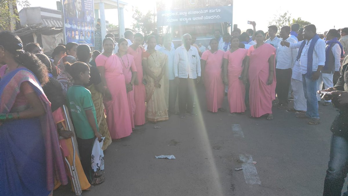swdkarnataka's tweet photo. ಸಂವಿಧಾನ  ಜಾಗೃತಿ ಜಾಥಾ ಕಾರ್ಯಕ್ರಮ ಹೆಬ್ಬಾಳ್ ಬಿ  ಗ್ರಾಮ https://t.co/rzU3UfqN7A