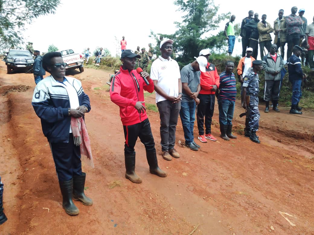 kundiwacu's tweet photo. Umukuru wa sentare yubahiriza ibwirizwa shingiro Valentin Bagorikunda asaba abenegihugu bo mr komine Mugongo-Manga gukomeza amahoro n'umutekano. Bakaba bari mubikorwa rusangi vyo kuwa 17/2/2024 vyo gusibura amabarabara ku mutumba wa Rwibaga. Bikaba vyari birongowe na buramatari. https://t.co/mFPnRFRUVE