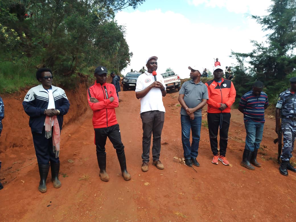 kundiwacu's tweet photo. Umukuru wa sentare yubahiriza ibwirizwa shingiro Valentin Bagorikunda asaba abenegihugu bo mr komine Mugongo-Manga gukomeza amahoro n'umutekano. Bakaba bari mubikorwa rusangi vyo kuwa 17/2/2024 vyo gusibura amabarabara ku mutumba wa Rwibaga. Bikaba vyari birongowe na buramatari. https://t.co/mFPnRFRUVE