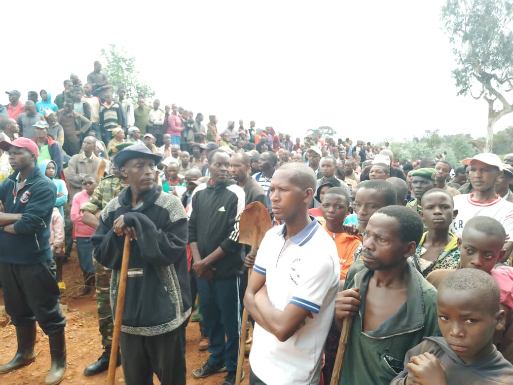 kundiwacu's tweet photo. Umukuru wa sentare yubahiriza ibwirizwa shingiro Valentin Bagorikunda asaba abenegihugu bo mr komine Mugongo-Manga gukomeza amahoro n'umutekano. Bakaba bari mubikorwa rusangi vyo kuwa 17/2/2024 vyo gusibura amabarabara ku mutumba wa Rwibaga. Bikaba vyari birongowe na buramatari. https://t.co/mFPnRFRUVE