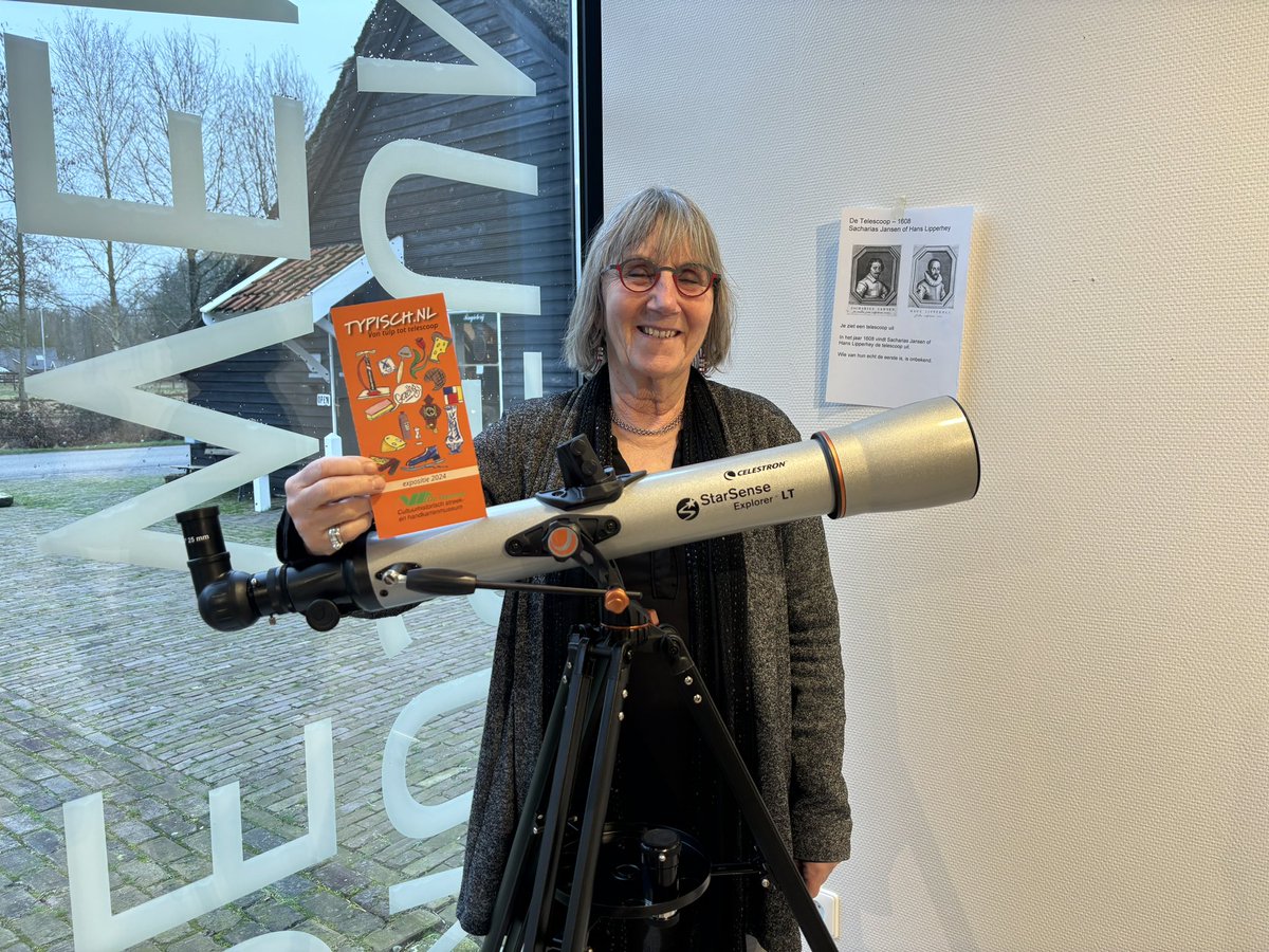 Het museum de Wemme in het Drentse Zuidwolde bereidt een tentoonstelling voor over Nederlandse uitvindingen. @ScienceLinX leverde een telescoop voor de tentoonstelling. Vrijwilliger Geja was er blij mee!