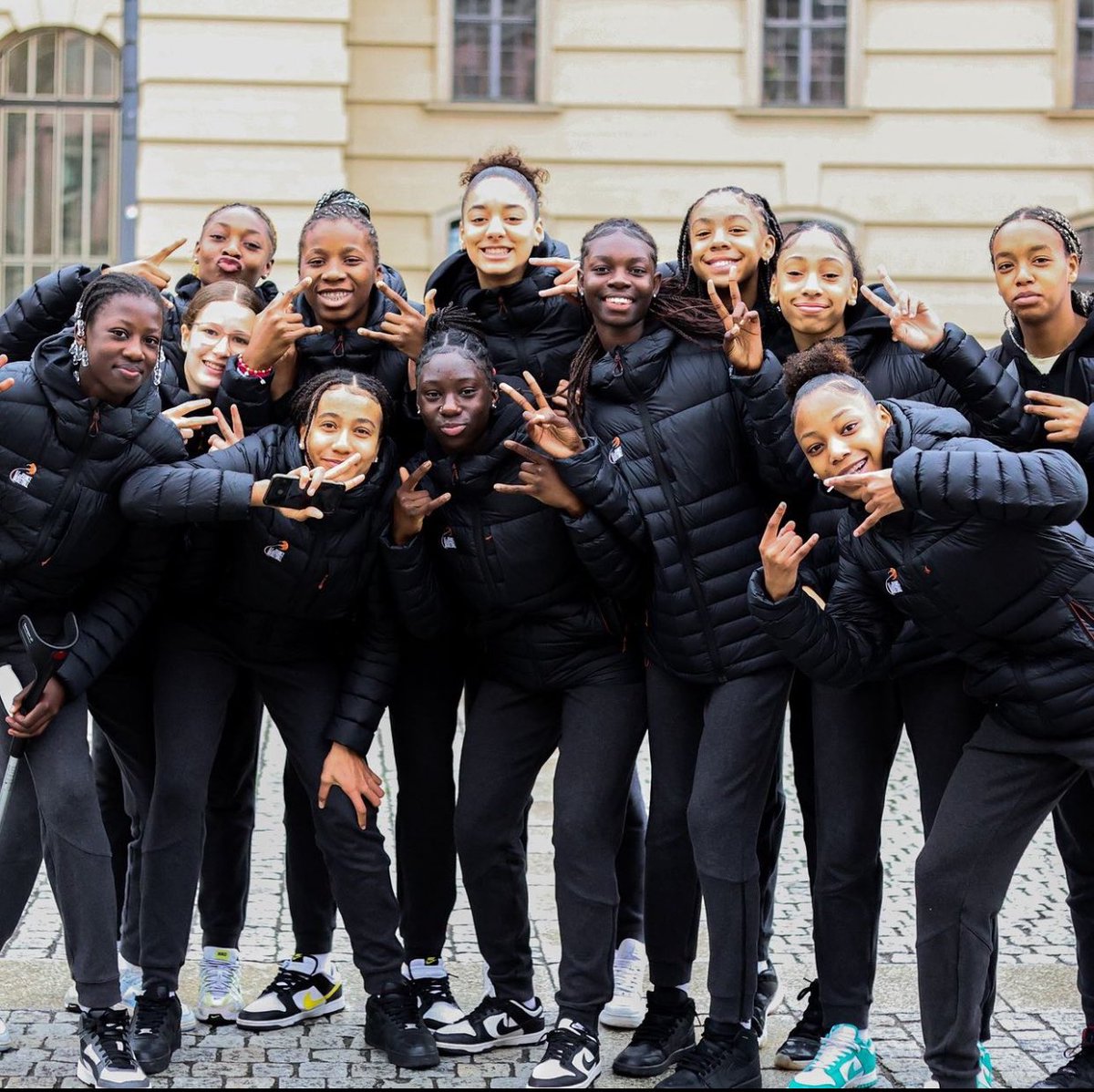 Notre tournée en Allemagne continue avec une immersion totale dans les rues historiques de Berlin ! 🇩🇪

Ce matin, notre Pôle Espoirs a eu le privilège de découvrir les secrets de cette ville fascinante lors d'une visite guidée !

——
#basketidf #berlin