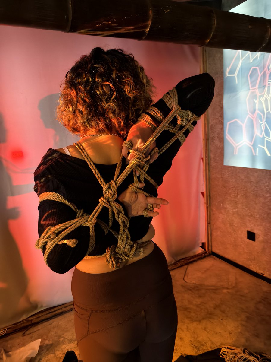 今天有幸参加了绳艺沙龙，感谢绳师兼被缚核酸 <a href="/hesuan33/">核酸</a> 的指导。
绳： <a href="/laowang99574/">老王</a> 
📸： <a href="/laowang99574/">老王</a> 
模： <a href="/hesuan33/">核酸</a> 
#绳艺 #绳缚