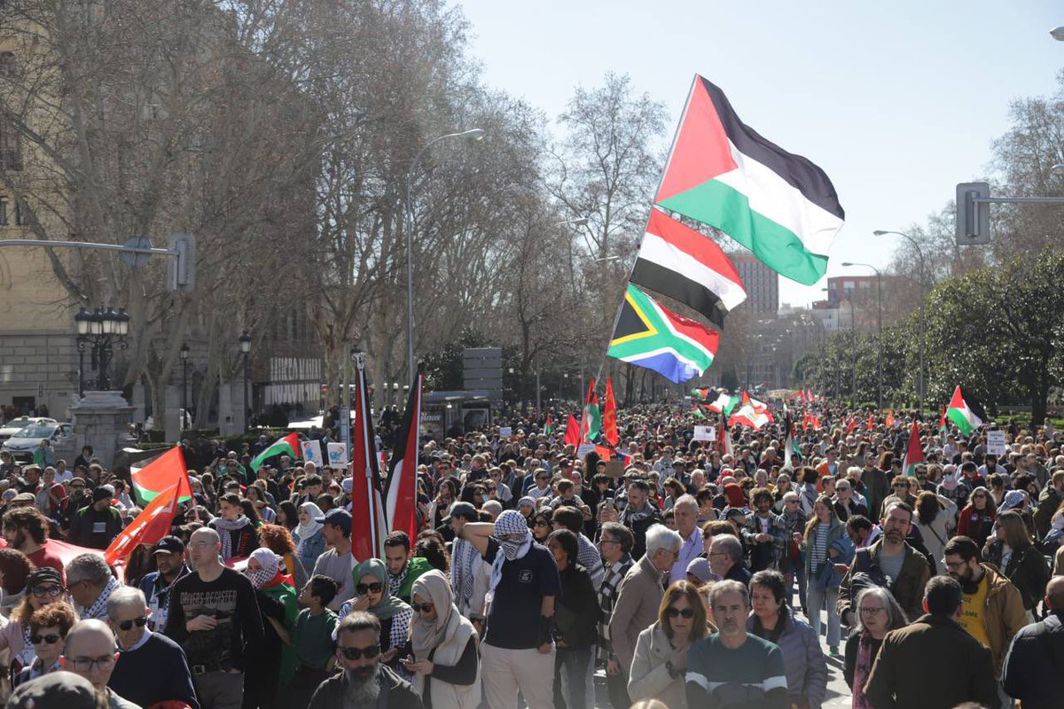 Miles de personas se manifiestan en Madrid exigiendo #LibertadParaPalestina 
CCOO apoya al pueblo palestino y denuncia la masacre que está perpetrando Israel.
Basta de impunidad!