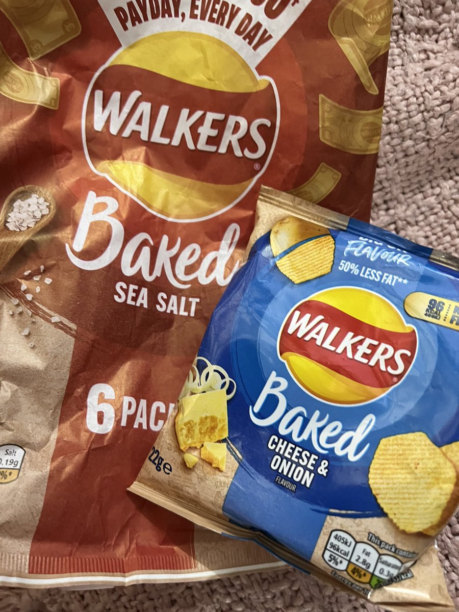 LORNAH2009's tweet photo. Ermmm @walkers_crisps ?? I bought sea salt and got 5 bags of red and one blue?? 🙈 https://t.co/36U39MvZew