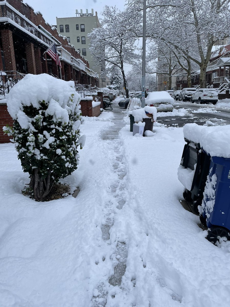 Good morning from New York. 🥶🗽Saturday. 8am. Minus 4 degrees. Snow conditions. Doors open 9.30am. Get there safe. Watch your feet. ✅🥶🍀🗽