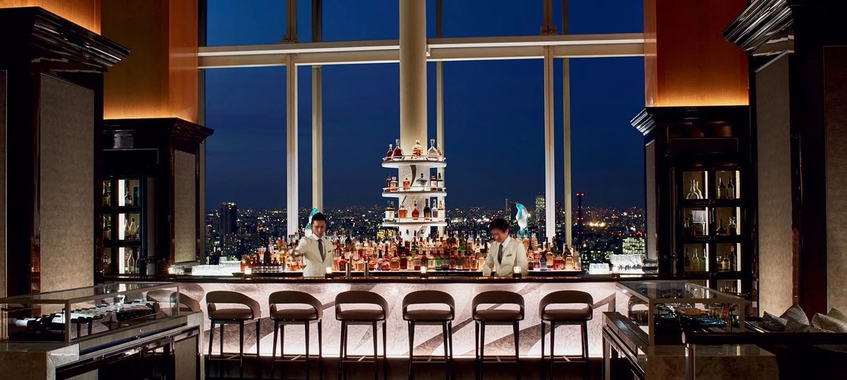 リッツカールトンで見たジントニック🍸
自宅で飲めるのは最高❗️
普通に買うトニック甘すぎてダルいから、こーゆーの待ってた。

カートン買い決定。
とりあえずサントリー翠から始めてみた😃
ちょっと高いけどこの色と香りと味は最高✨