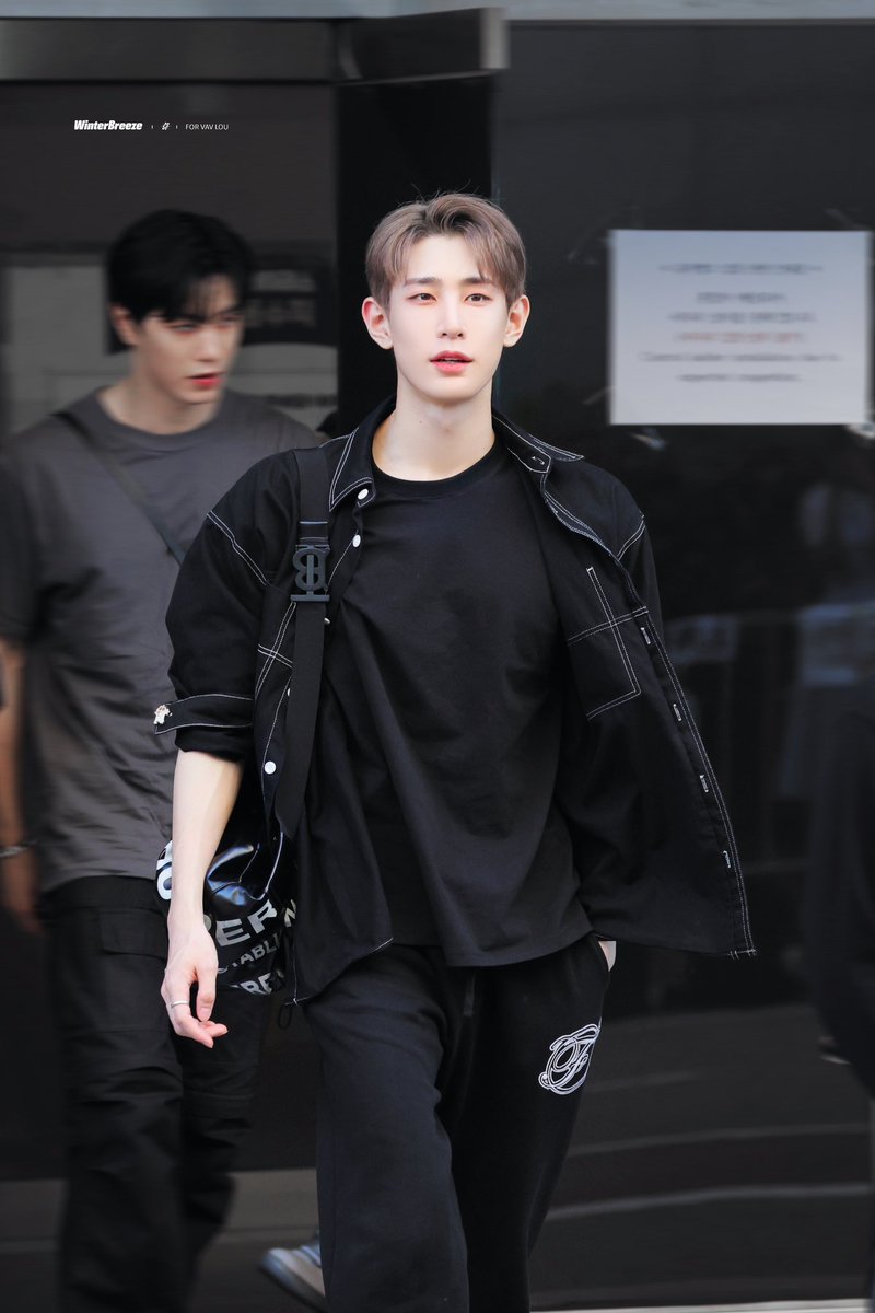 로우 데뷔 7주년 축하해 ꉂ ･ ･ ☆

😎
#Lou #로우 #김호성 #호성 #2m #VAV
#브이에이브이 #로우데뷔7주년축하해 #7주년