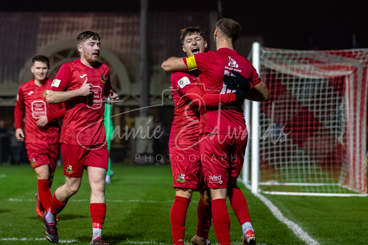 JamiePhotos_'s tweet photo. Action from last night in Stebonheath @LlanelliReds vs @Taffswellfc.  Second half got a bit rough to cover as the fog decided to make an appearance.

Full Gallery Here
https://t.co/usjnFNGNN1 https://t.co/h91pScim5y
