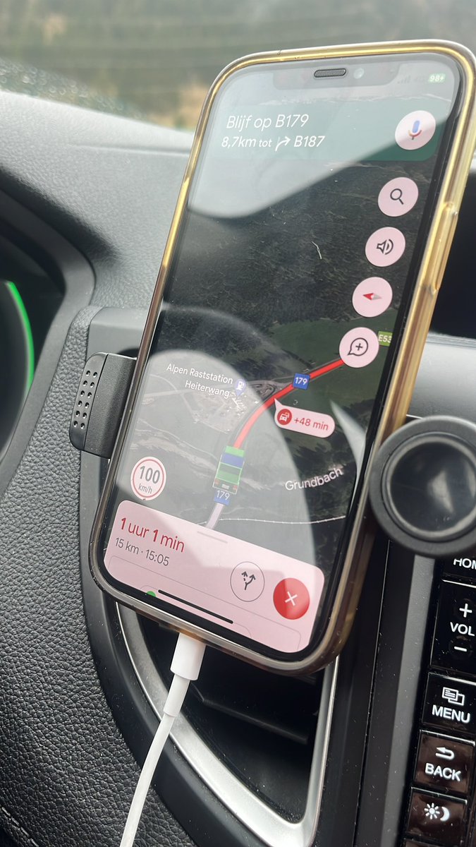 Dreamcatchster's tweet photo. @Mariekeduijndam @ANWBeuropa #fernpass Laatste 15 km naar Ehrwald. Prognose 1 uur en 1 minuut. #duurtlang #file https://t.co/DcuNWpnQtL