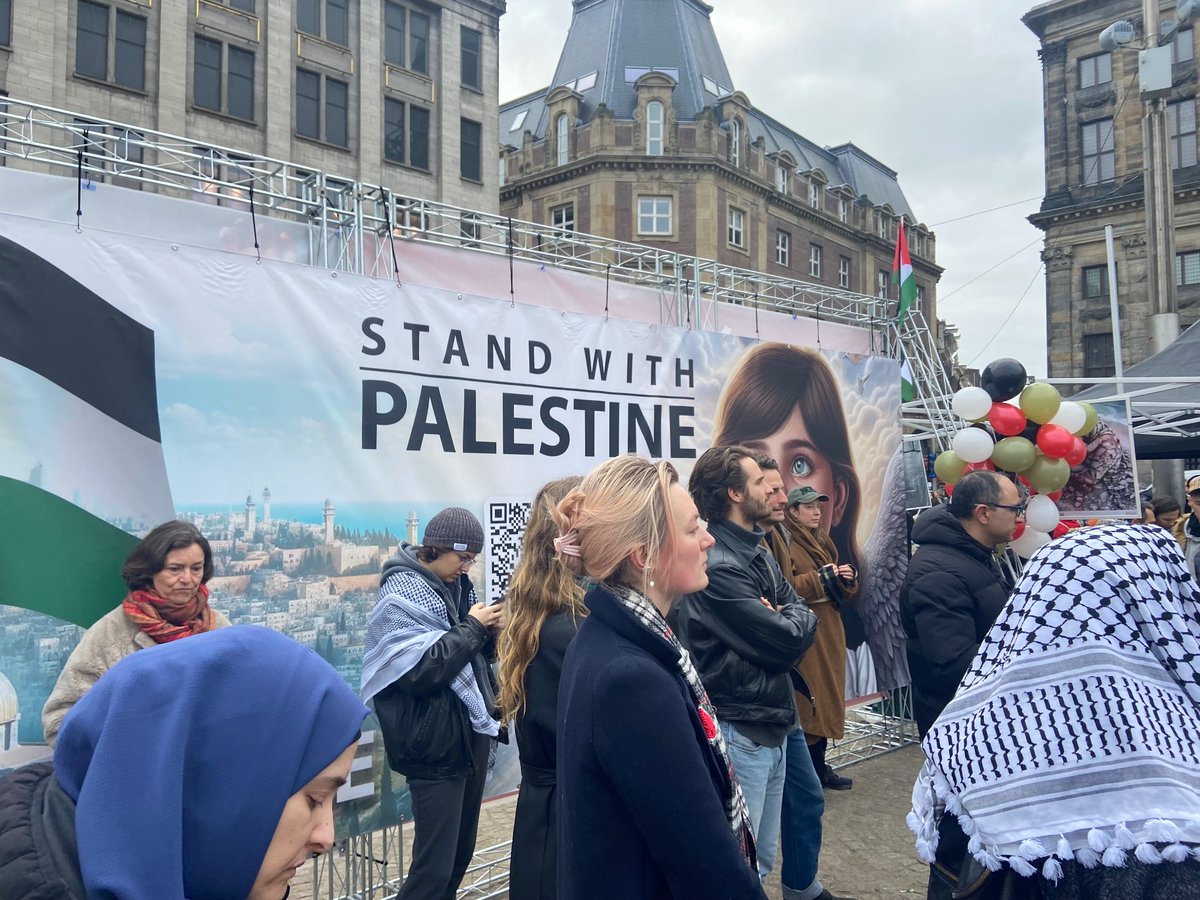 Tijdens de druk bezochte Free Palestine demonstratie op de dam in Amsterdam wordt ook Dries van Agt, oprichter van @TheRightsForum gememoreerd. Cease fire now!