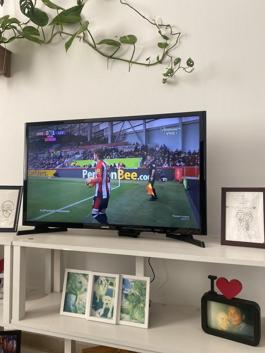roger_hdzmid's tweet photo. En lo que salen las sábanas de la lavadora. Qué mejor para ver que #LaPremierEnParamount #BRELIV  #EPL con los mejores 

@christianelguea 
@RicardoSalesE https://t.co/H0rfZZoQBE