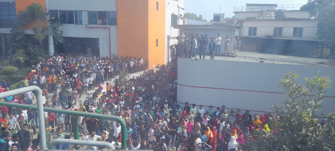 কালিয়াকৈরে বকেয়া বেতনের দাবিতে শ্রমিক অসন্তোষ