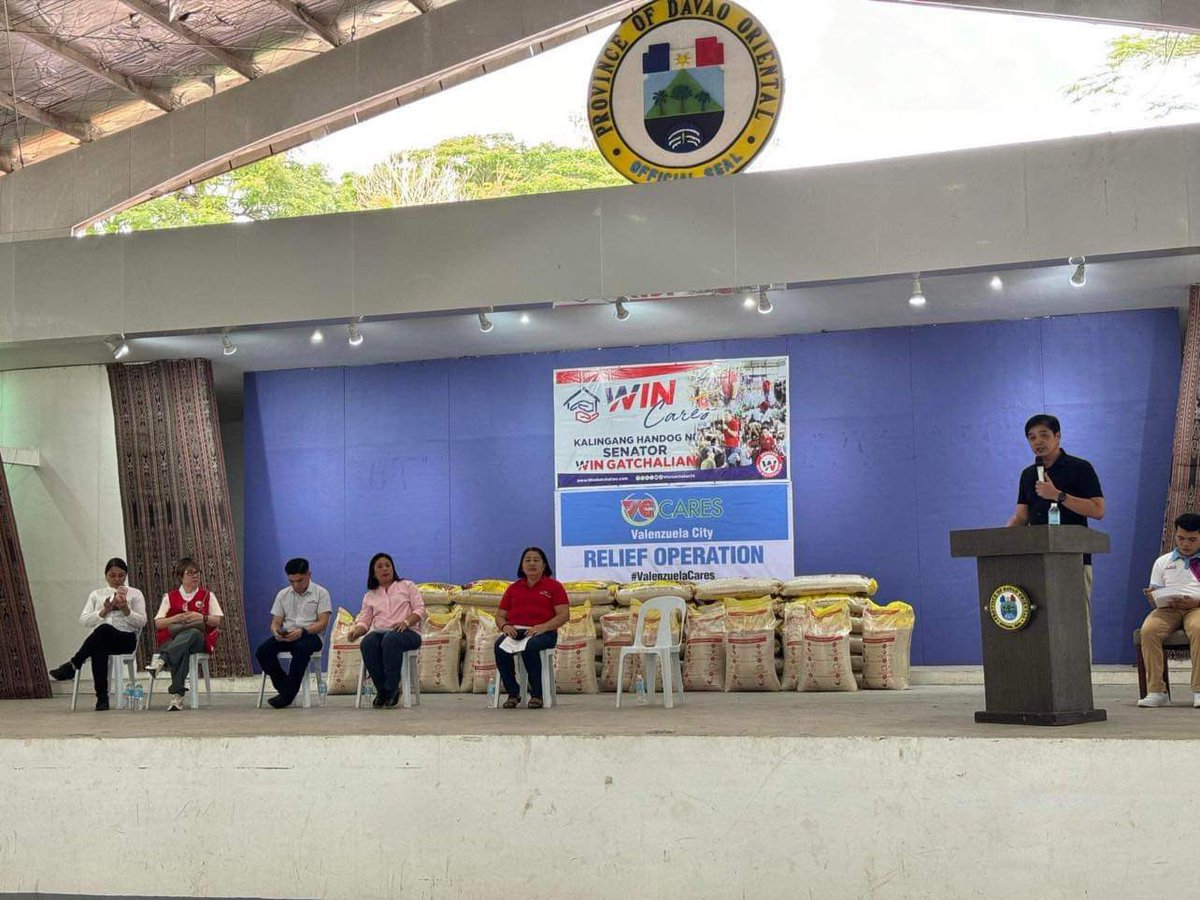 valenzuelacity's tweet photo. TINGNAN: Sa pangunguna ni Senator WIN Gatchalian, Vice Mayor Lorie Natividad-Borja, Konsehala NiΓ±a Lopez, at Chief of Staff on Social Welfare Operations Dorothy Go-Evangelista, ang ating #VCCares team ay nagtungo rin sa iba't ibang munisipalidad at lungsod sa Davao Oriental upang ipaabot ang 5,600-rice sack donation na nagkakahalagang 7 milyong piso, bilang tulong mula sa ating lungsod para sa mga naapektuhan ng baha at landslide.
#ValenzuelaCares
