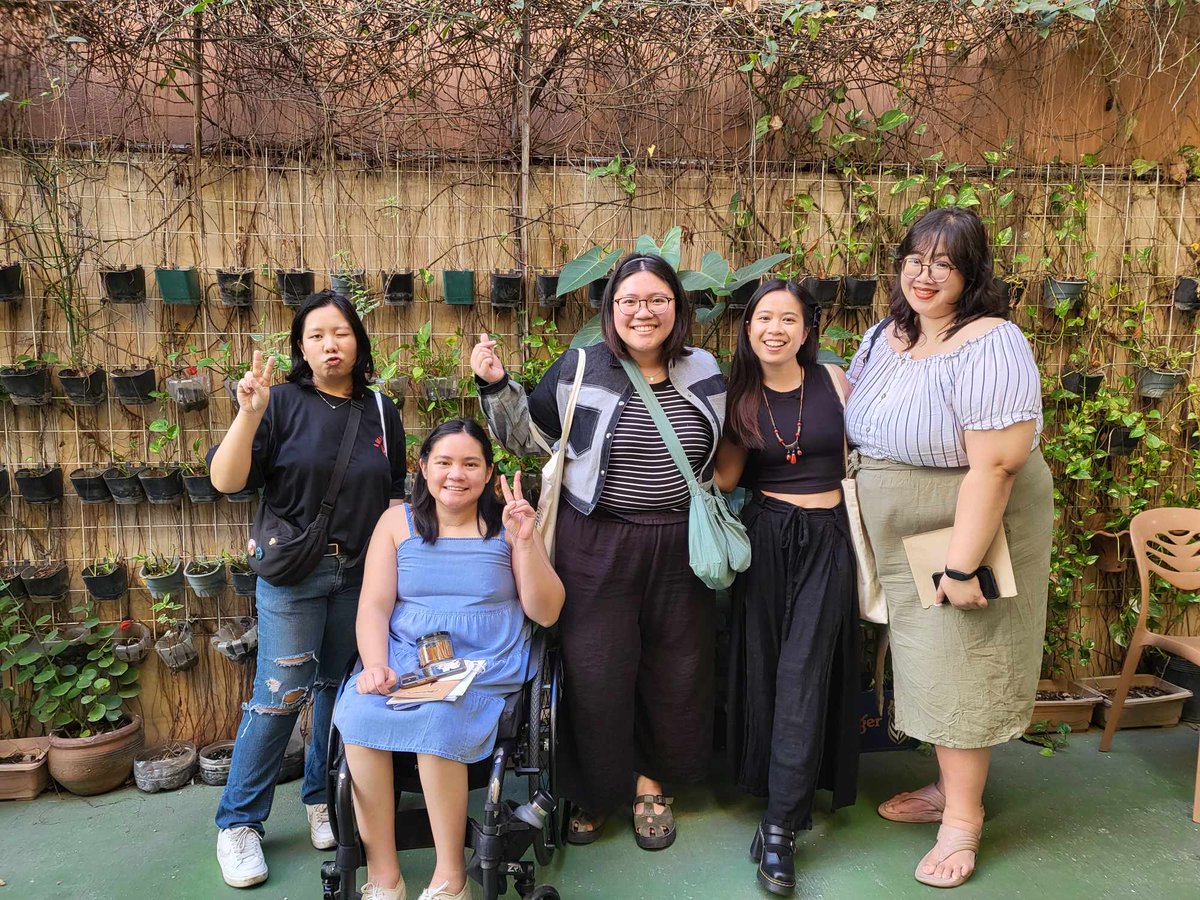 rayjideguia's tweet photo. reunion @ #bltx! verily, i luv these DECL girlies. https://t.co/td6J8VAz8O