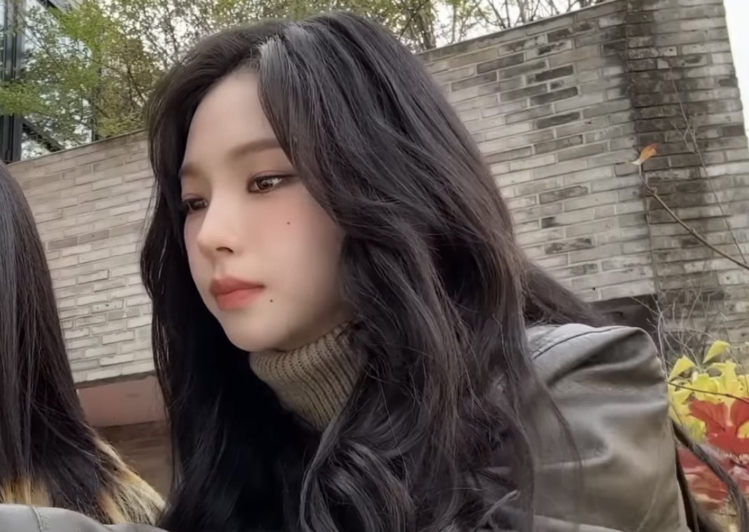 ujiminphoria's tweet photo. Karina is so girlfriend coded https://t.co/tfw20ANq1D