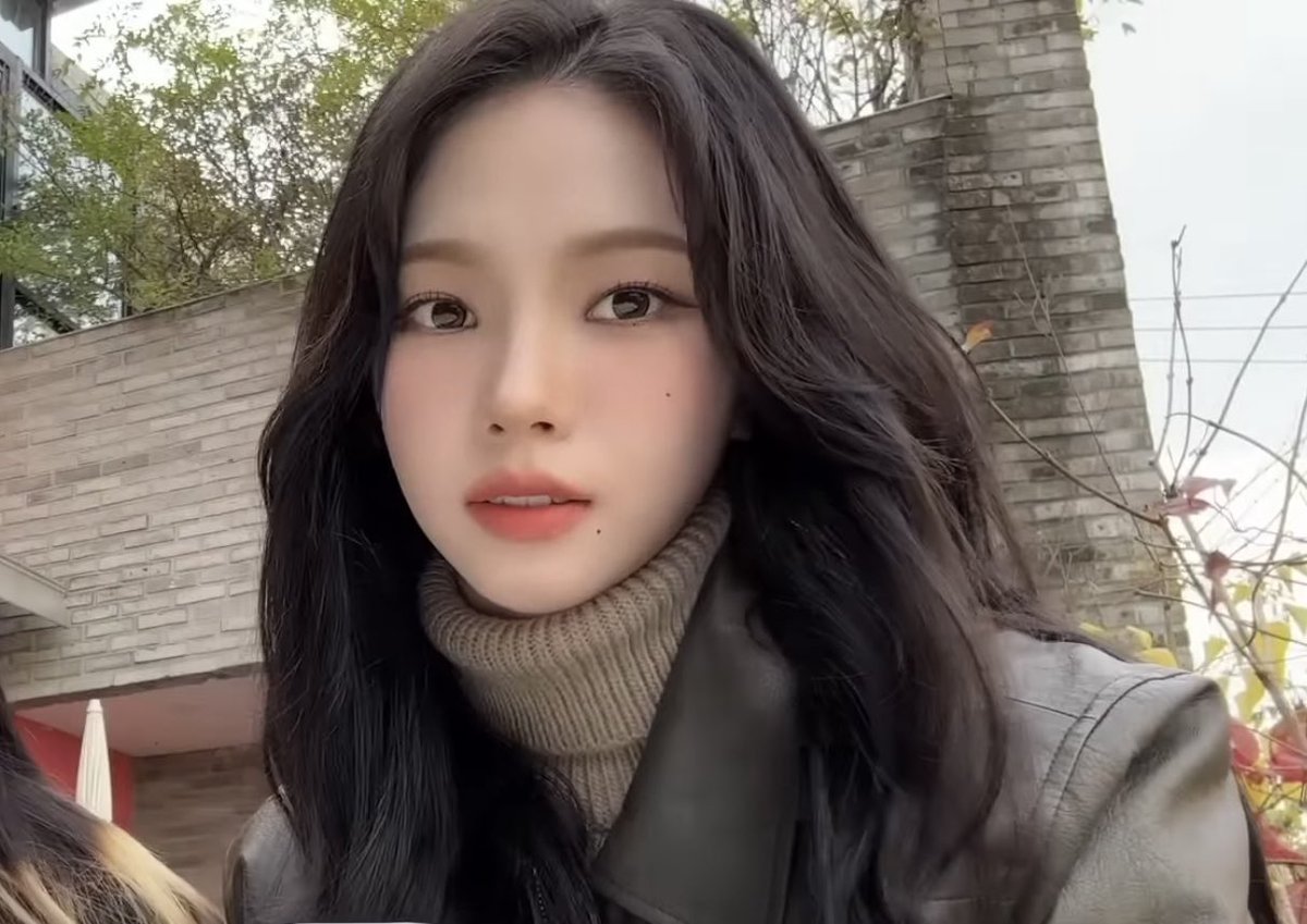ujiminphoria's tweet photo. Karina is so girlfriend coded https://t.co/tfw20ANq1D