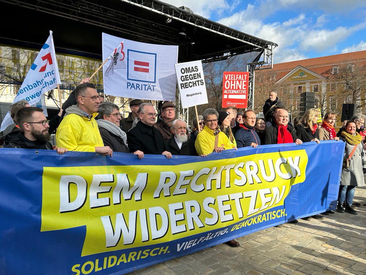 sachsenanhalt's tweet photo. „Grundwerte und Menschenrechte sind nicht verhandelbar. Sie bilden das Fundament einer freien und offenen, einer menschenwürdigen Gesellschaft“, betont MP @reinerhaseloff in @Ottostadt #Magdeburg. Zu der Kundgebung hatten @DGBSAN, #Kirchen, Hochschulen und Vereine aufgerufen. https://t.co/ciKbCD4TZb