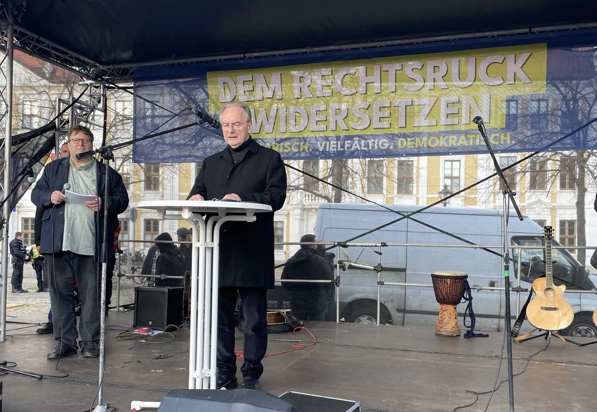 sachsenanhalt's tweet photo. „Grundwerte und Menschenrechte sind nicht verhandelbar. Sie bilden das Fundament einer freien und offenen, einer menschenwürdigen Gesellschaft“, betont MP @reinerhaseloff in @Ottostadt #Magdeburg. Zu der Kundgebung hatten @DGBSAN, #Kirchen, Hochschulen und Vereine aufgerufen. https://t.co/ciKbCD4TZb