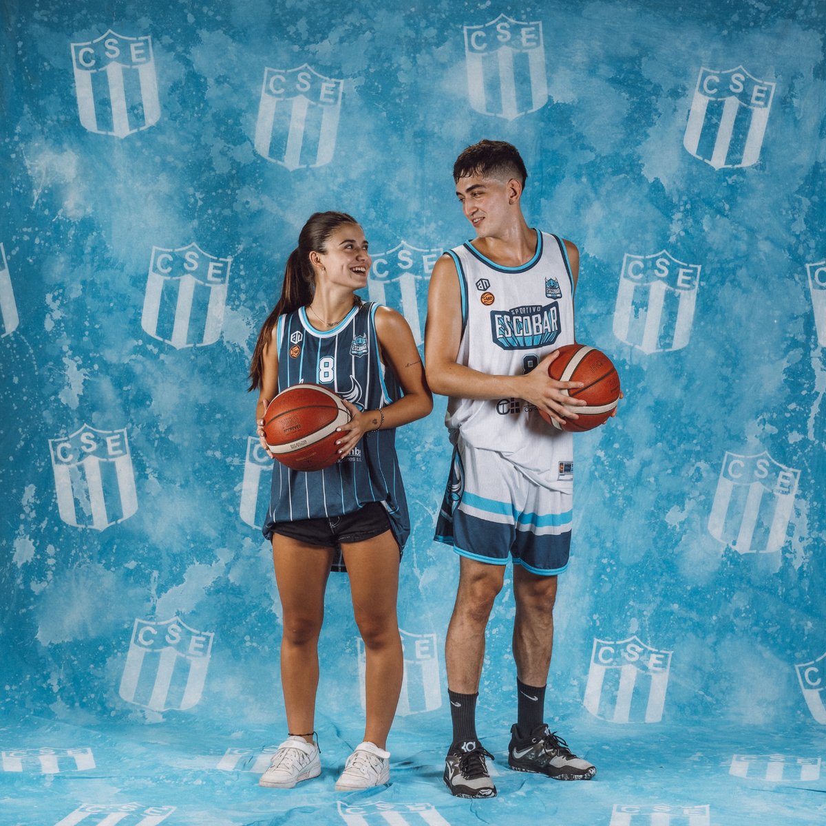 <a href="/5inicial/">Cinco Inicial</a> <a href="/rdeescobar/">RadioDeportesEscobar</a> <a href="/eldiadeescobar/">El Día de Escobar</a> <a href="/DeportivoWebOk/">El Deportivo Web</a> <a href="/HayMinuto/">Hay Minuto🏀 🇦🇷 1️⃣2️⃣ temporadas ☆ 2° cuenta ☆</a> <a href="/muchobasquet1/">muchobasquet</a> <a href="/Amamoselbasquet/">Amamos el Básquet</a> <a href="/laligafederalok/">La Liga Federal</a> <a href="/cabboficial/">Argentina Básquet</a> 🧑🏼🎨 Diseño: @ramiroaltonaga (#SportivoInnova)
💡 Concepto: <a href="/fededirocco34/">Fede Di Rocco</a> (#SportivoInnova)
🎽 Proveedor: <a href="/AllNetSports1/">ALL NET</a>

#CaminoalCentenario | #Basquet #LaLigaFederal