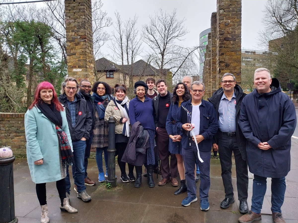Team Islington Labour out in force in Hillrise this morning talking to residents about the issues that matter! #OnYourSide