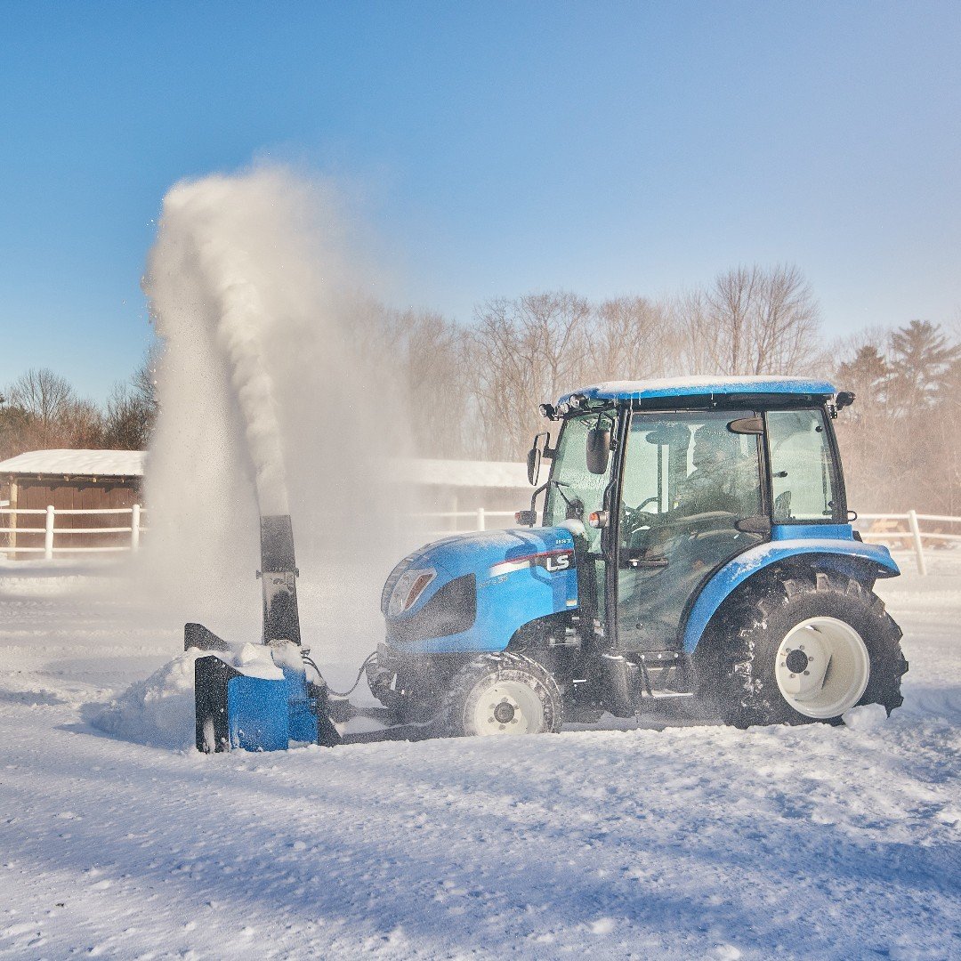 Theirs nothing you'd rather have for the snow than an LS and a snowblower ❄️💪