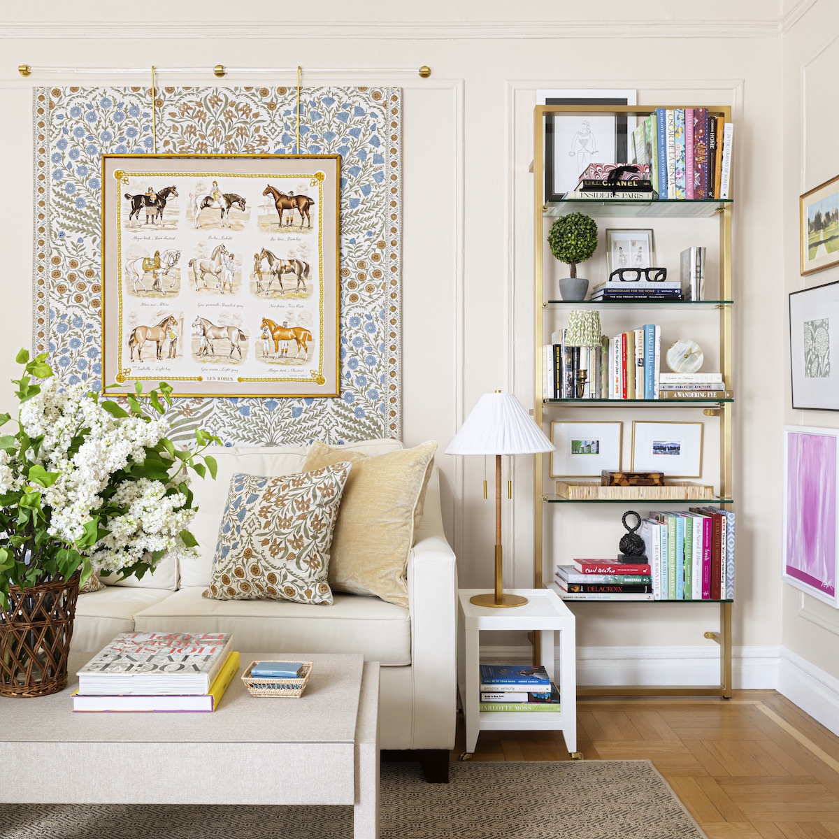 flowermagazine's tweet image. Creating a beautiful space in tight quarters can be a challenge. Click l8r.it/0Usb to see designer Chrissy Ritter's top tips for decorating small spaces. 

📸 Brittany Ambridge

#apartmentliving #howyouhome #interiordesign #interiordecor #decor #flowermagazine