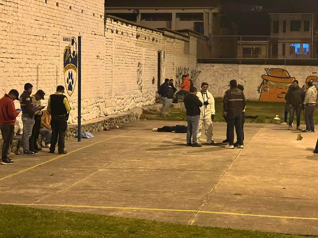 #Cuenca | Por aparente riña callejera en el Barrio Perezpata, en horas de la noche del viernes 16 de febrero, una persona falleció producto de una herida con arma blanca. Fiscalía investiga las circunstancias del hecho.