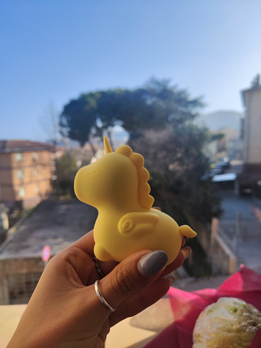 rosa_p93's tweet photo. Secondo voi, a cosa serve questo unicorno giallo? 🤔
Chi risponderà nel modo corretto, vincerà una foto inedita. 😈 https://t.co/aOZ2me0o2m
