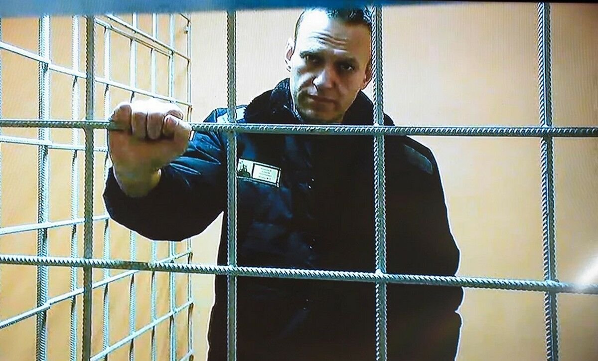 Со вчерашнего дня пытаюсь подобрать хоть какие-то слова, но каждый раз натыкаюсь в новостях на фразу «смерть Навального» и все мысли, эмоции и ощущение реальности валятся в бездну.
Но, тем не менее, это случилось. Путин убил Алексея Навального. Как именно он это сделал — со
