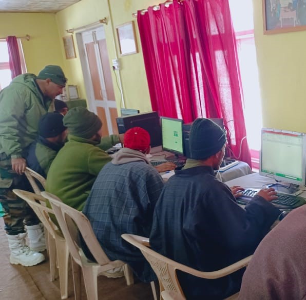HukusBukus_786's tweet photo. #IndianArmy extended helping hands towards Agniveer aspirants by providing internet connectivity & guidance for online registration of #Agniveer recruitment.
#Kashmir #SuhaniBhatnagar #motog04giveaway #SettleForMore #MasaiConvocation #farmerprotests2024 #DPWorldILT20FinalOnZee https://t.co/CZcFX62osf