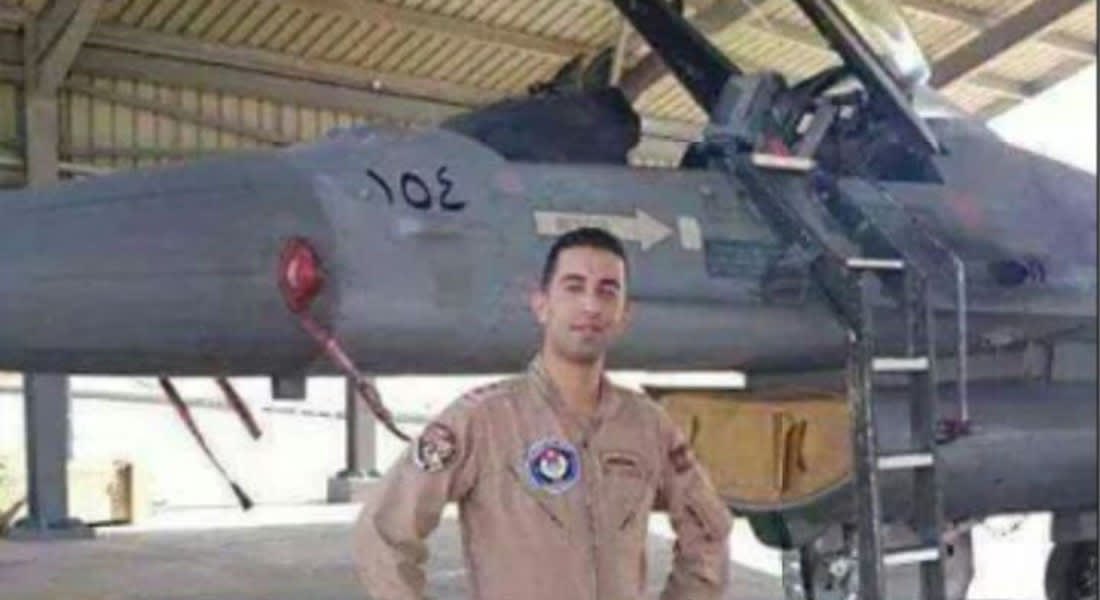 وللناس لي ما تتذكر طائرة الطيار الأردني معاذ الكساسبة الحربية من نوع f16 ، سقطت أثناء أدائه مهمة عسكرية على مواقع التنظيم الإرهابي في محافظة الرقة شمال سوريا، ليقع الشاب في 24 ديسمبر 2014، أسيرًا بيد الإرهابيين، وبينما سعت الأردن لإطلاق سراحه في صفقة تبادل سجناء، إلا أن التنظيم بثّ في فبراير 2015 فيديو أظهر إحراق الطيار حيا، في جريمة إرهابية شجبها العالم بأكمله.
كما كشفت زوجة زعيم تنظيم داعش السابق أبوبكر البغدادي، عن أن زوجها عرض عليها ارتداء حزام ناسف، لكنها رفضت هذا الأمر، مضيفًة: «رفضت ذلك، فلدي أطفال، والانتحار الله حرمه»، و تحدثت عن تفاصيل لقائها الأخير بزوجها أبو بكر البغدادي، في حوار متلفز على قناة العربية، قائلة "بعدما تعرضت مواقع التنظيم في البوكمال لهجوم روسي عنيف بدأت الأسر الداعشية بالانتقال إلى منطقة شعفة بالضفة الأخرى لنهر الفرات".
وأضافت "في هذا الوقت كنت لم ألتق البغدادي منذ فترة وتوجهنا في هذه الرحلة إلى منزل أخيه وجاء البغدادي إلينا هناك"، مشيرة إلى أنه "لم يخبرنا أننا سنرحل إلى تركيا، لكنه قال سنتوجه إلى إدلب".