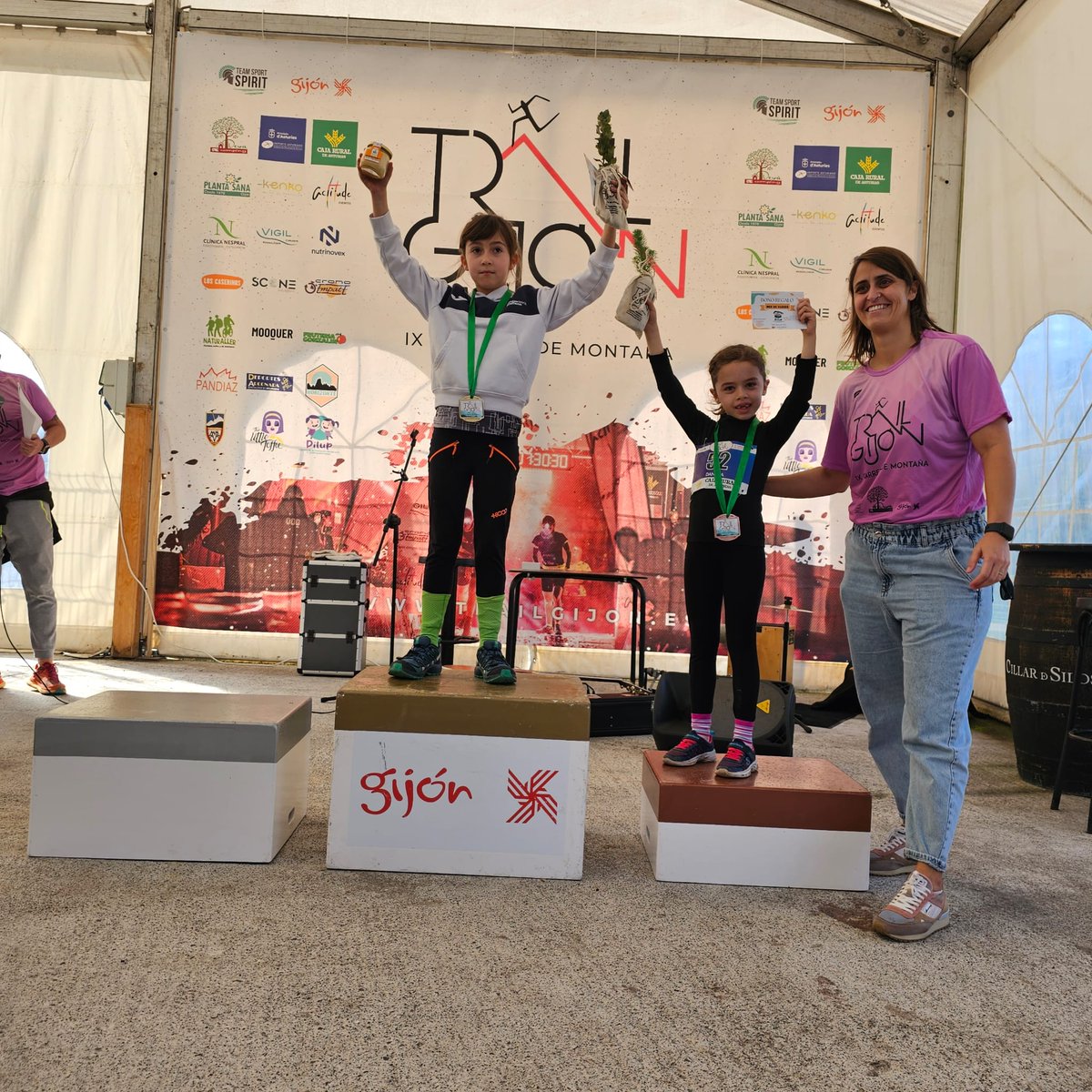 🏆La directora xeneral d'Actividá Física y Deporte, Manuela Fernández, participó esta mañana na entrega de trofeos del Trail Corto, Trail Infantil y Andarines del IX Trail de Gijón/Xixón nel Camping Municipal de Deva