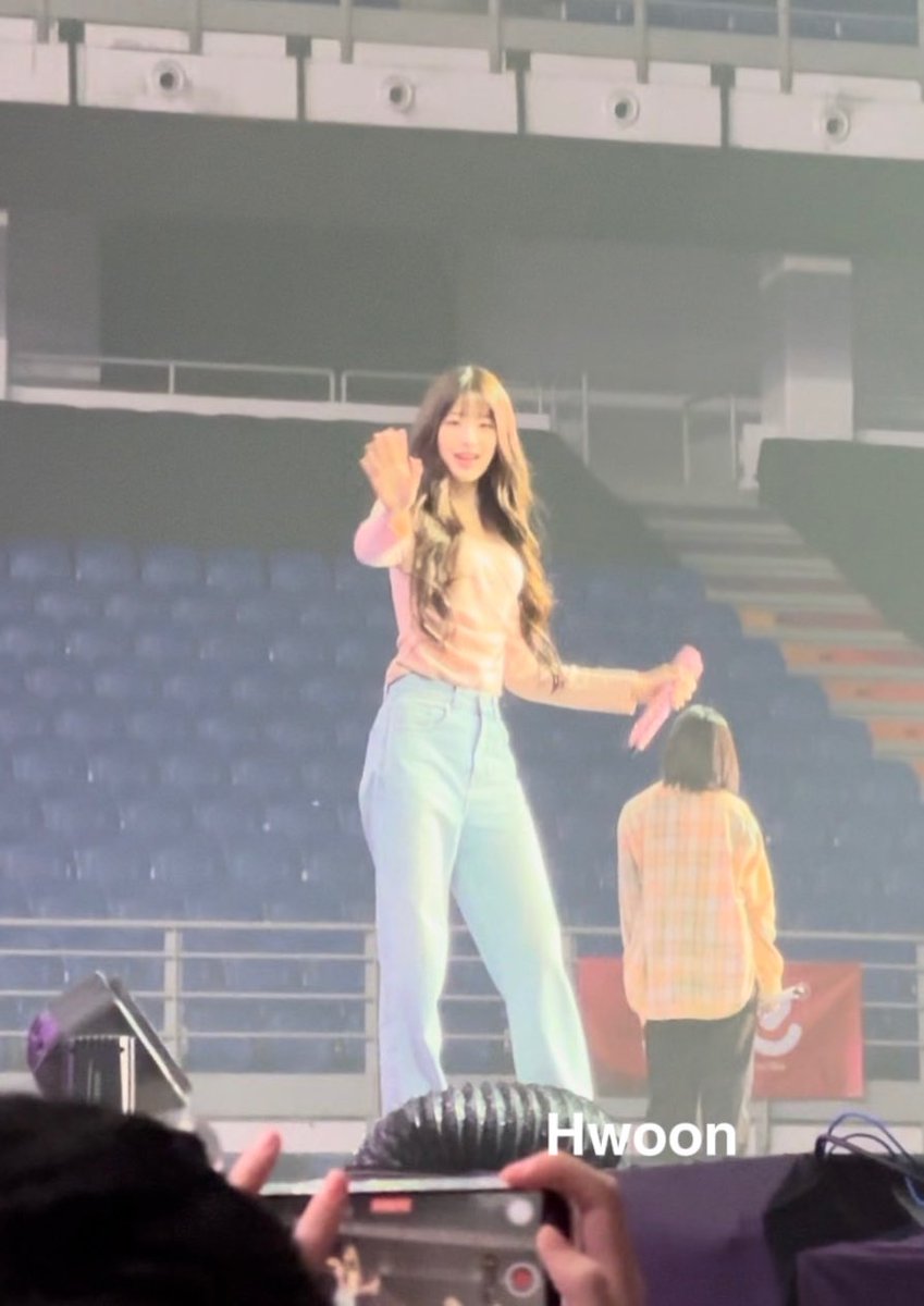 Hwoonyyy's tweet photo. 말도 안 되는 다리가 길어…😍😍

#WONYOUNG #JANGWONYOUNG #장원영 #IVE #IVE_WORLD_TOUR https://t.co/rXT1EYZUld