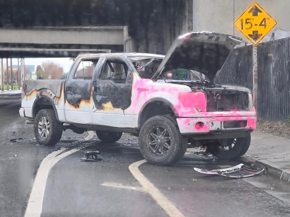 TheEvilleEye's tweet photo. Another “Mad Max”looking scene on the West Oakland side of the border with Emeryville (near Pet Club).

Photo: Lucas Strauss. https://t.co/kKXWclT9sQ