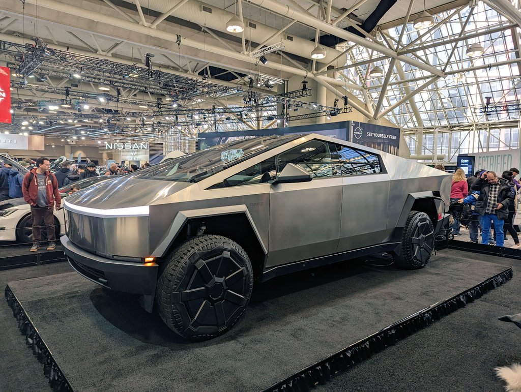 420iloveweed's tweet photo. There's a few decent cars here...
#TorontoAutoShow https://t.co/f0u1YHsMtP
