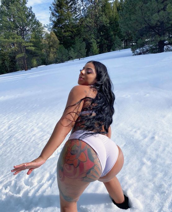 Come make snowmans?🥶 https://t.co/bj3vWBmSEc