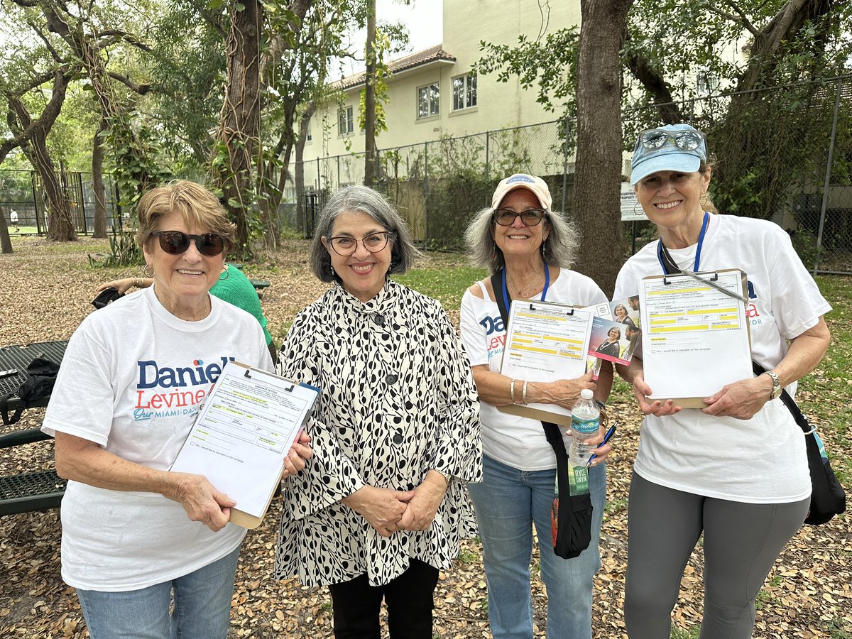 It was a beautiful Day of Action @ the <a href="/CGArtsFestival/">Coconut Grove Arts Festival</a> with #TeamDLC! Our team of volunteers connected with voters &amp; collected petitions to put my name on the ballot in August. TY <a href="/AFSCME/">AFSCME</a> <a href="/MiamiDadeDems/">Miami-Dade Democrats</a> <a href="/seiufl/">SEIU Florida</a>  <a href="/SAVELGBT/">SAVE</a> <a href="/MDYDemocrats/">Miami-Dade Young Democrats</a> &amp; all our amazing supporters for joining us!