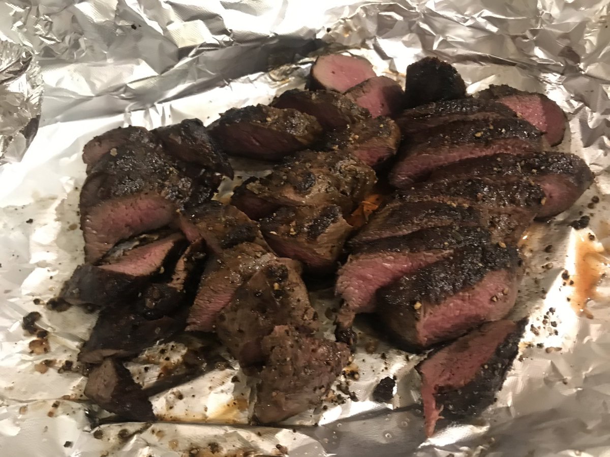 takalami76's tweet image. Mitähän hyvää iskä tekee tänään perunasta? No vs-kermaperunia. Kylkeen metsäkauriin ulkofilettä, punkero-kermakastike, tomaatti-basilika-mözzörellajuusto salaatti. #peruna #pottu #potatis #riistaruokaa