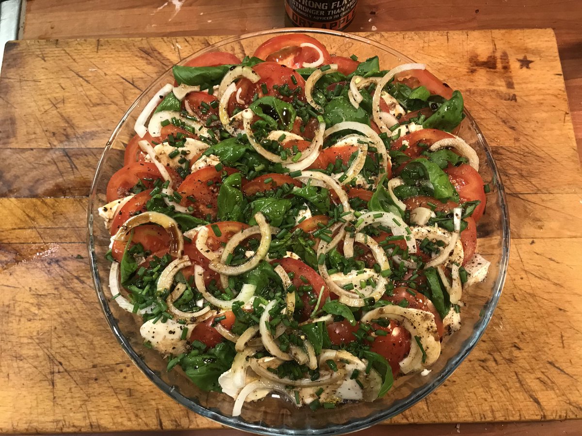 takalami76's tweet image. Mitähän hyvää iskä tekee tänään perunasta? No vs-kermaperunia. Kylkeen metsäkauriin ulkofilettä, punkero-kermakastike, tomaatti-basilika-mözzörellajuusto salaatti. #peruna #pottu #potatis #riistaruokaa