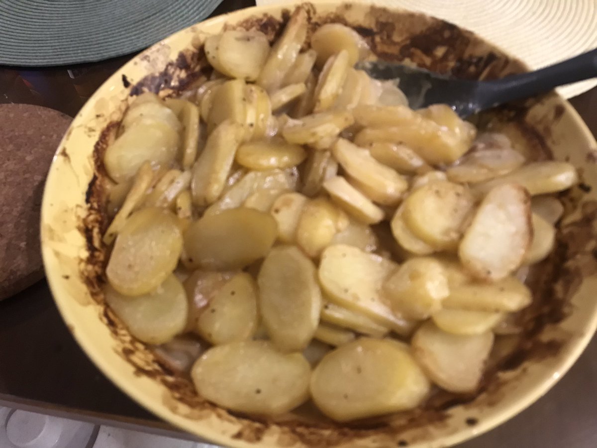 takalami76's tweet image. Mitähän hyvää iskä tekee tänään perunasta? No vs-kermaperunia. Kylkeen metsäkauriin ulkofilettä, punkero-kermakastike, tomaatti-basilika-mözzörellajuusto salaatti. #peruna #pottu #potatis #riistaruokaa