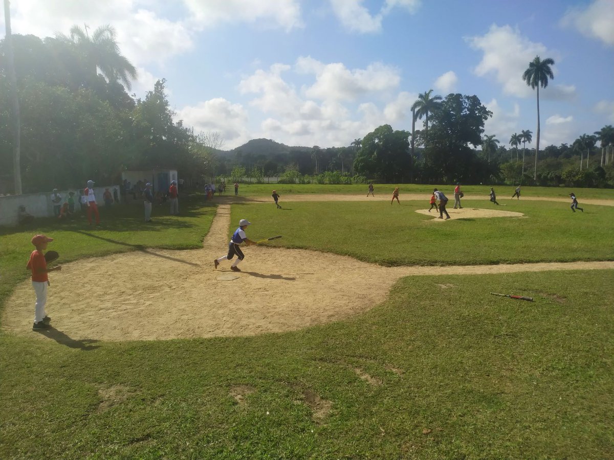 odaimis1's tweet photo. Juego de Beisbol categoría 9-10 en el Consejo Popular de Marroquí, Joven Club Florencia III de la mano con el INDER para promocionar la actividad. https://t.co/0G4VExPUdf