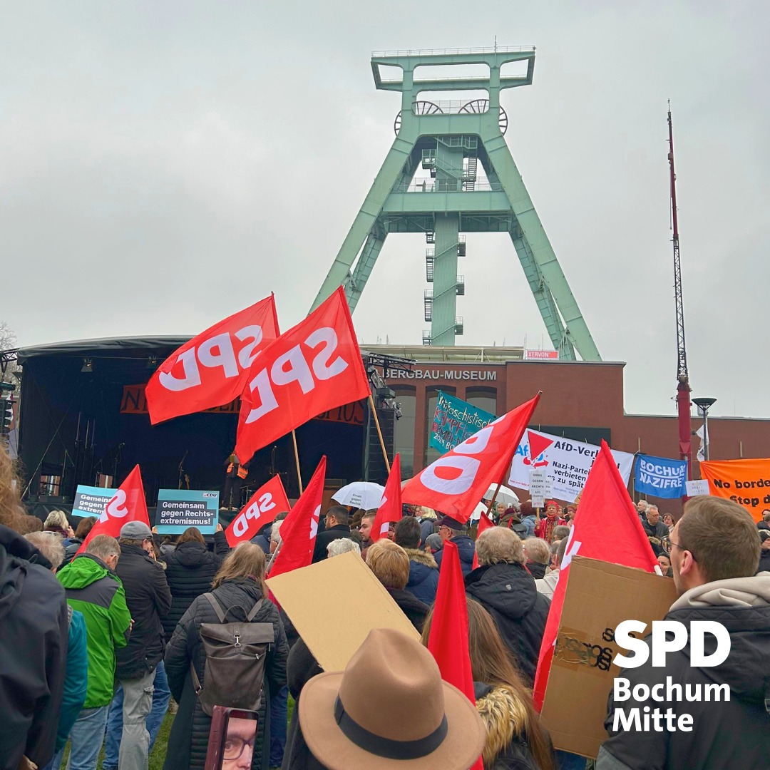 spdBOehrenfeld's tweet photo. 1/2 via #spdBOmitte: #Bochum ist solidarisch und steht Hand in Hand gegen Rechts! Das haben heute erneut mehr als 3.500 Menschen gezeigt. Selbstverständlich waren wir auch dabei! [...]

#BochumSolidarisch #bo1702 #SPDBochum #nonazisbo #noAfD https://t.co/6DWJcbKrsR