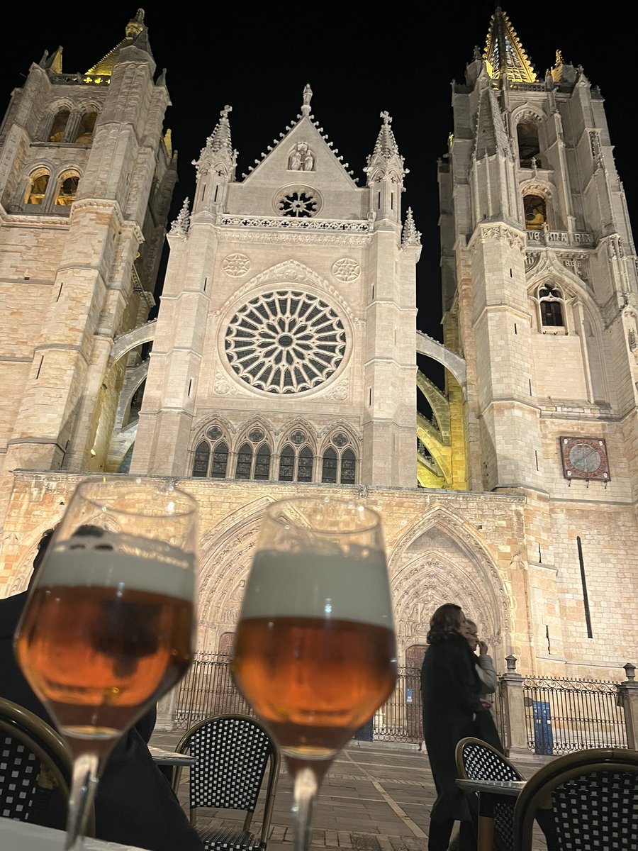 Así es como ponen en la terraza de la plaza d ela catedral las cañas, por la mitad y del precio ni hablamos …..  <a href="/diariodeleon/">Diario de León</a> <a href="/turismoleon/">Turismo de León</a> a ver si alguien les da el toke Hombre!!