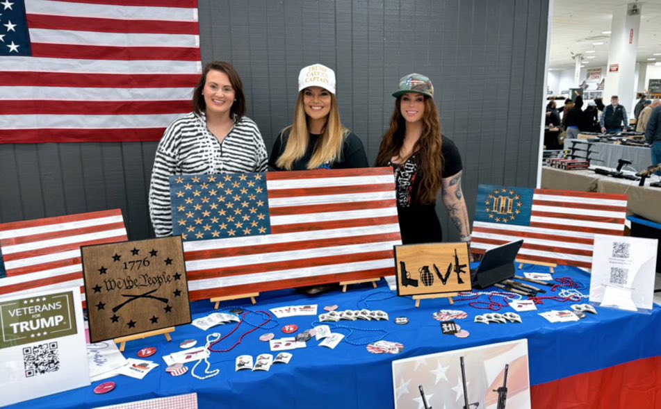 patriot_savvy's tweet image. Working to register voters , phone bankers for SC , signing up #Veterans4Trump  and volunteers for @tpaction with @LibertyValkyrie @Official_Orien @truth_ac @turdhurdnfurd and @SloaneK_GA  @RealSFitzgerald at the #AtlantaGunExpo !!!