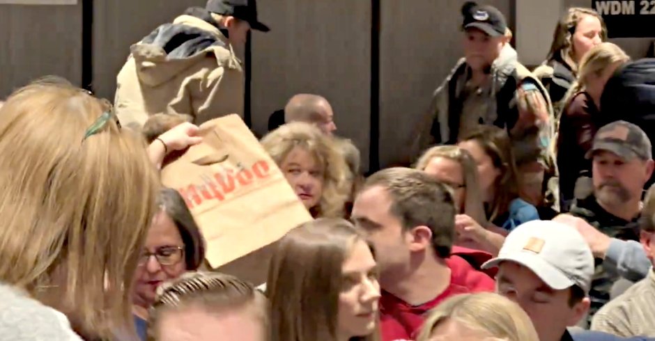 WillR_FGC's tweet photo. @afranco822 @voterprotectpac @POTUS @JoeBiden Naw it just shows how terrible the GOP is. He's getting their nomination because only hardcore trumpers can vote in Republican primaries (not to mention they're voting via brown paper bags) https://t.co/kyKZKIbWxp