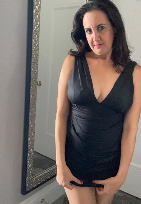 Happy sexy Striptease Saturday! What makes you thirsty? Turn you on? Crave someone? It can be a smile<a href="/tag/drresa"class="tags"><span>#drresa</span></a>