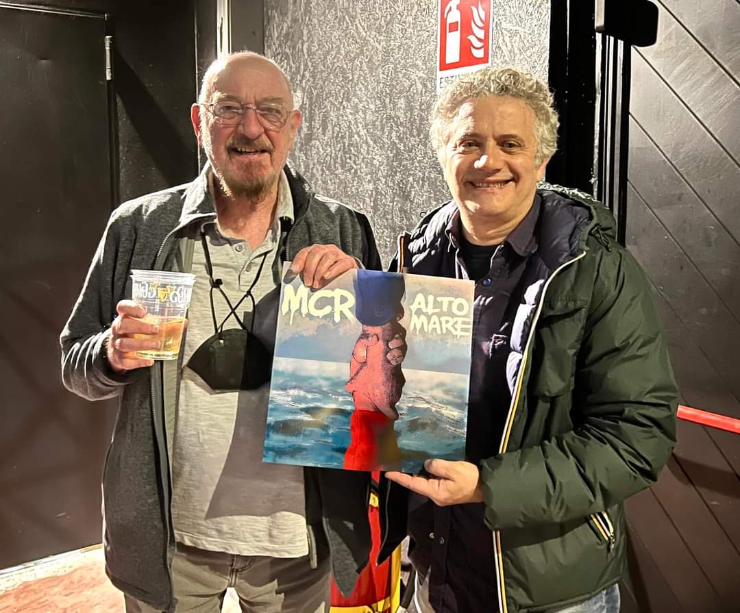 MCityRamblers's tweet photo. La Consegna di #ALTOMARE a #IanAnderson #JethroTull  che ha impreziosito con il suo flauto magico il brano Per quanto si muore.
Grazie Ian, siamo molto felici e orgogliosi di questa magnifica collaborazione. https://t.co/cSctUks99g