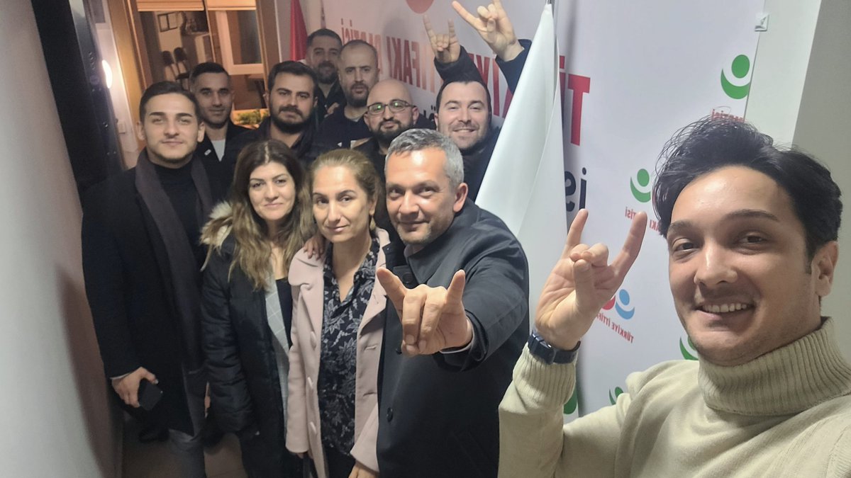 @Snlcoban <a href="/DrSinanOgan/">Dr. Sinan Oğan</a> <a href="/OAnGeliyor/">OAnGeliyor</a> <a href="/EnverTurkoglu76/">Enver Türkoğlu</a> <a href="/BunyaminAkgoz/">Bünyamin AKGÖZ</a> @zgrSolak18 Biz ülkücüyüz. Başladığımız işi yarım bırakmayız. Mutlaka başaracağız.